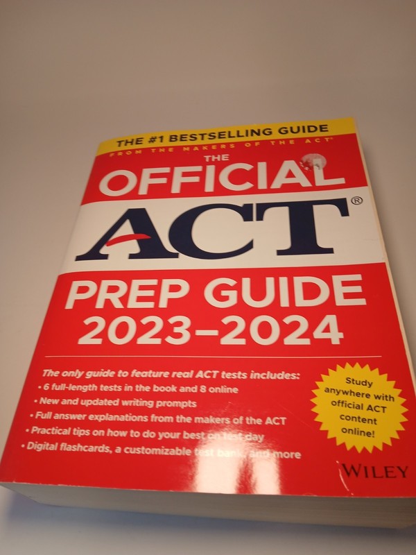 Official ACT Prep Guide 2023-2024 : Book + 8 Practice Tests