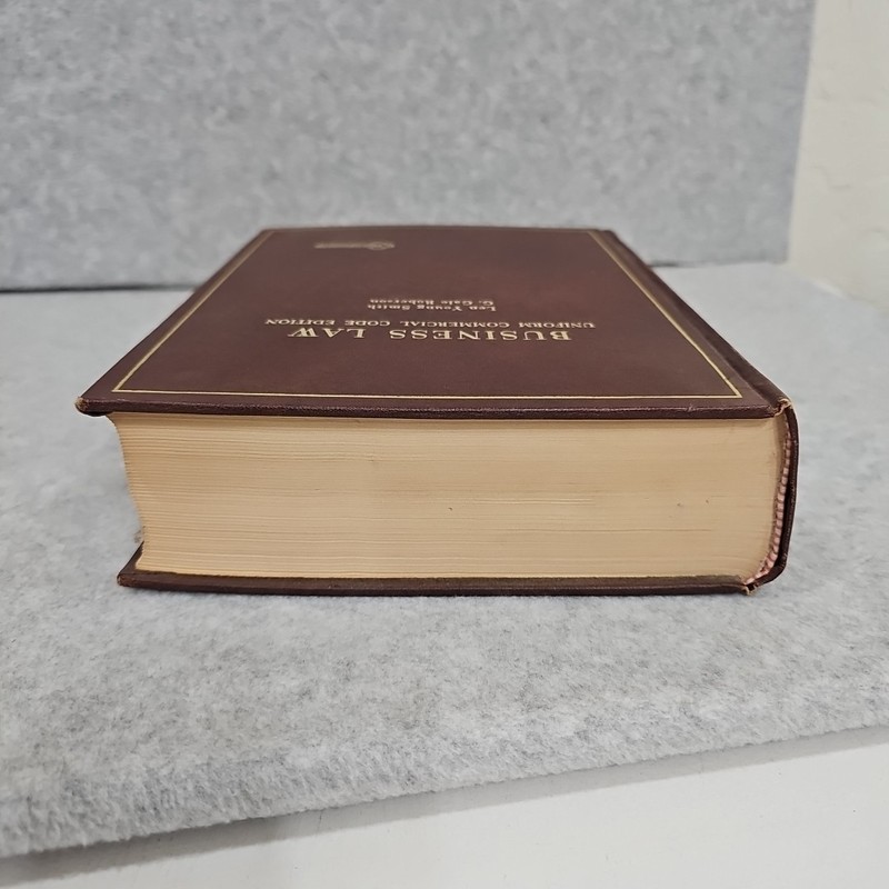 BUSINESS LAW Uniform Commercial Code 2 Edition 1966 Len Young Smith Roberson gallery
