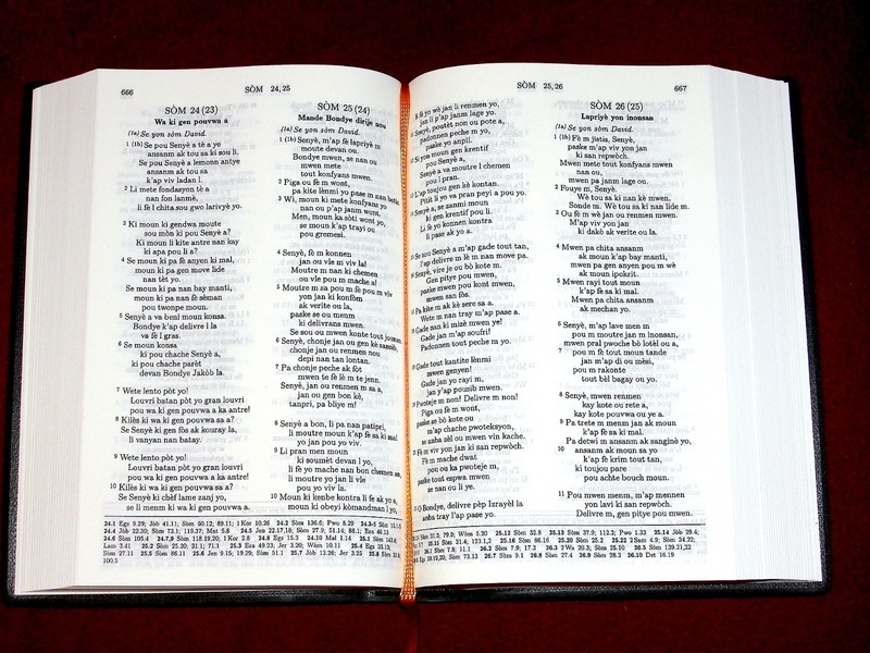 Haitian Creole Bible, Contemporary version, 1999, Black Vinyl Bible. Bib La gallery
