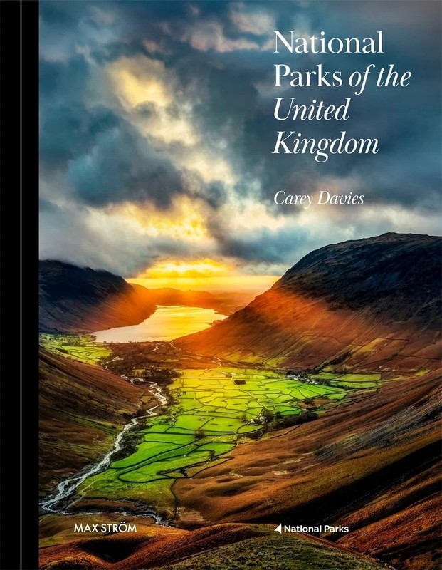 NATIONAL PARKS OF THE UNITED KINGDOM - LARGE GLOSSY HARDBACK BOOK
