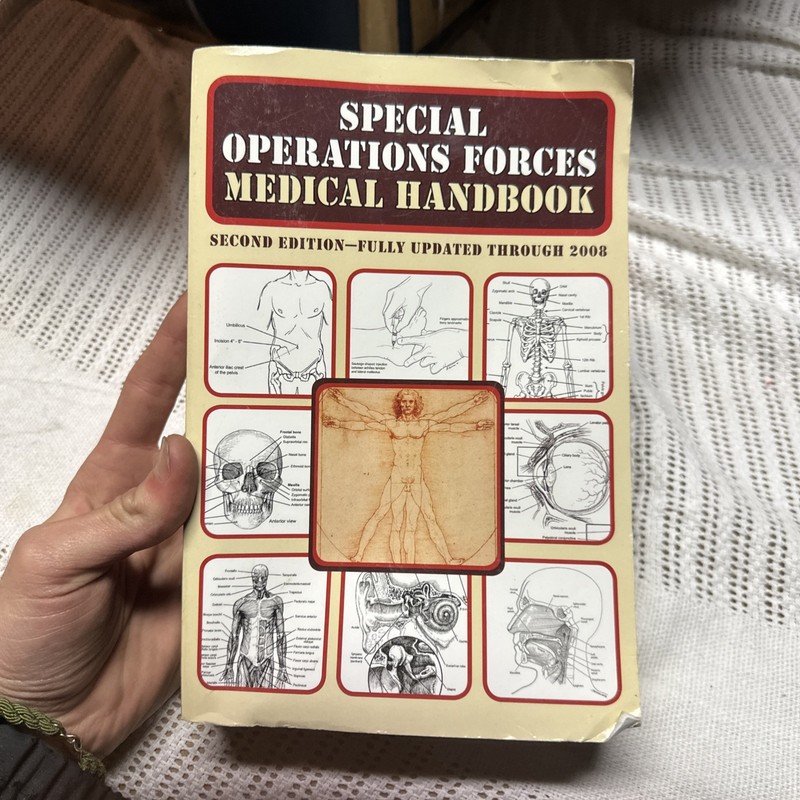 Special Operations Forces Medical Handbook by U.S. Department of Defense (Englis