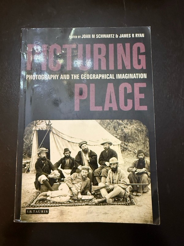 Picturing Place (International Library of Human Geography) by Joan M. Schwartz